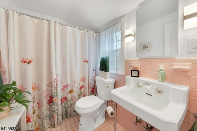 17 Brookdale Rd, Bloomfield Twp., NJ 07003