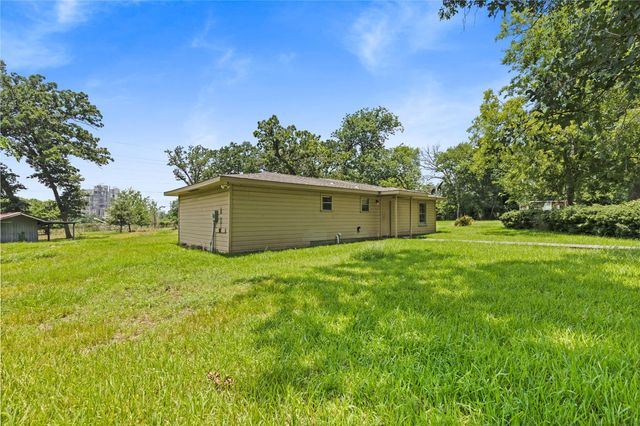 10973 Longstreet Road, Willis, TX 77318