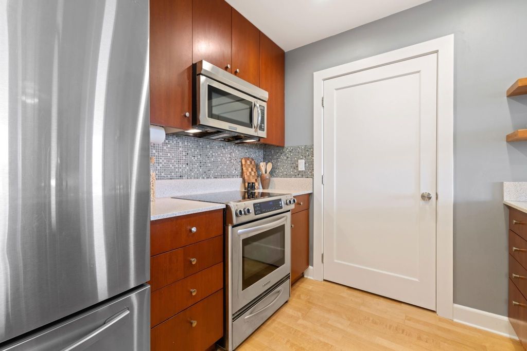 Image 7 of property listing at 585 585 9th St 443, Oakland, CA 94607