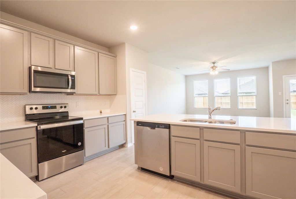 951 Hurstwood Drive, Van Alstyne, TX 75495