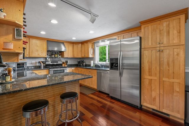 10 Neshobe Road, Mashpee, MA 02649