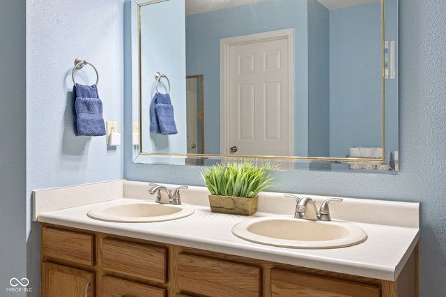 10255 Lothbury Circle, Fishers, IN 46037