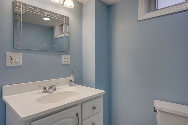 7 Briarwood Rd, Woburn, MA 01801