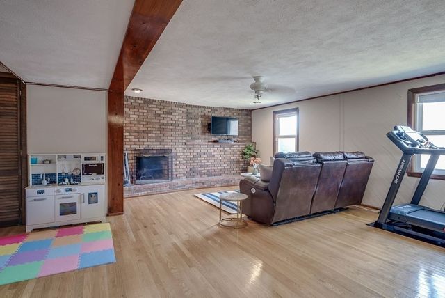 7 Briarwood Rd, Woburn, MA 01801