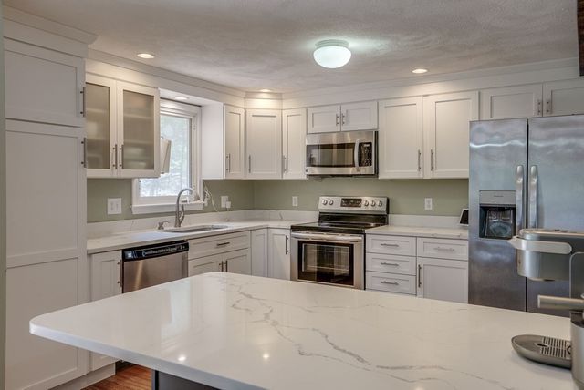 7 Briarwood Rd, Woburn, MA 01801