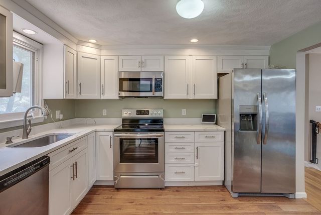 7 Briarwood Rd, Woburn, MA 01801