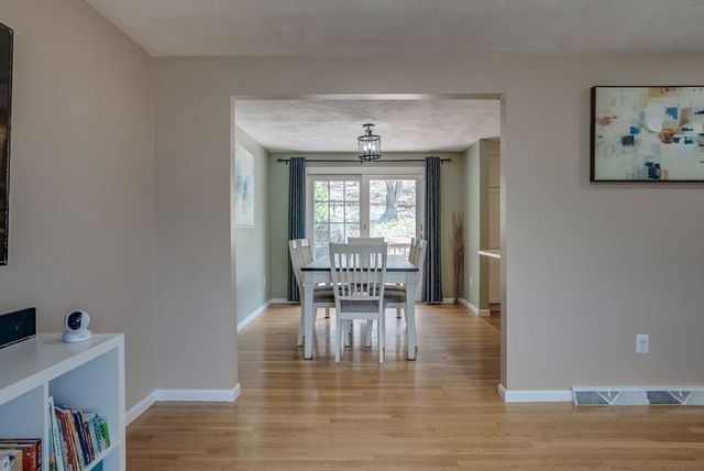 7 Briarwood Rd, Woburn, MA 01801