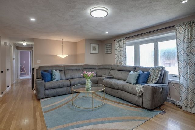 7 Briarwood Rd, Woburn, MA 01801