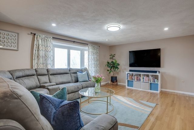 7 Briarwood Rd, Woburn, MA 01801