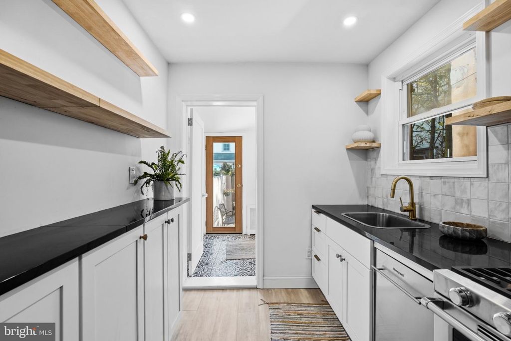 2331 ALMOND ST, PHILADELPHIA, PA 19125 — exterior