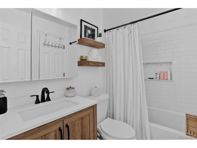 886 S Reed Ct E, Lakewood, CO 80226