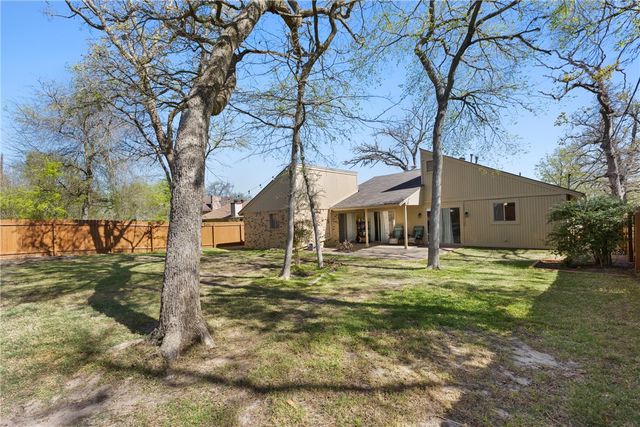 3204 Heatherwood Drive, Bryan, TX 77801