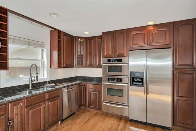 9521 S Sawyer Avenue, Evergreen Park, IL 60805