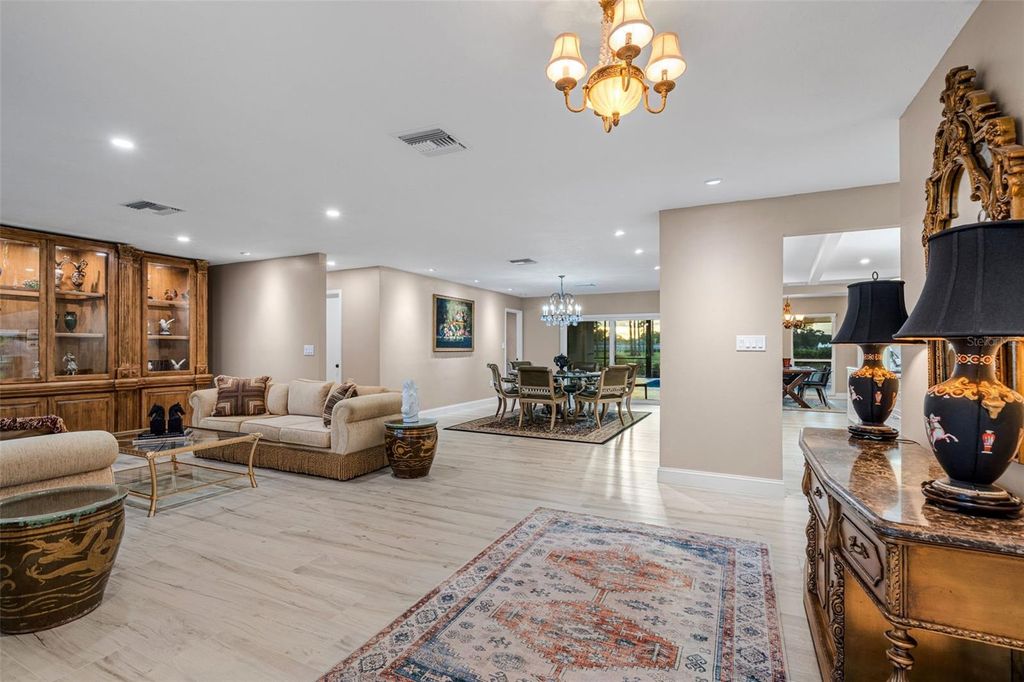 Image 9 of property listing at 3615 AVENIDA MADERA, Bradenton, FL 34210