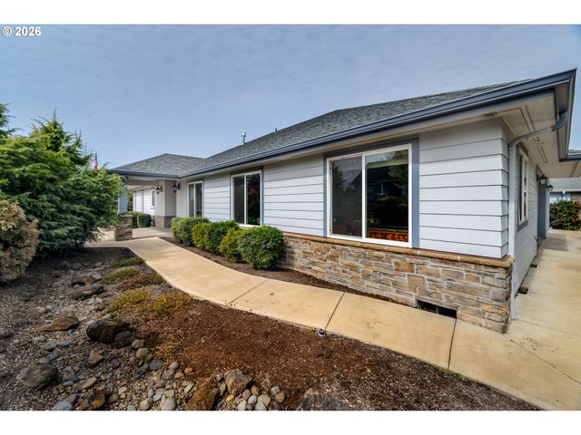 1115 SKOOKUM Dr, Silverton, OR 97381