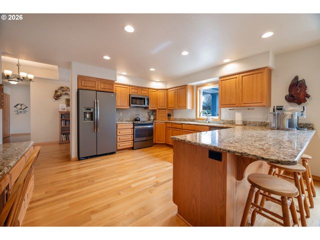 1115 SKOOKUM Dr, Silverton, OR 97381