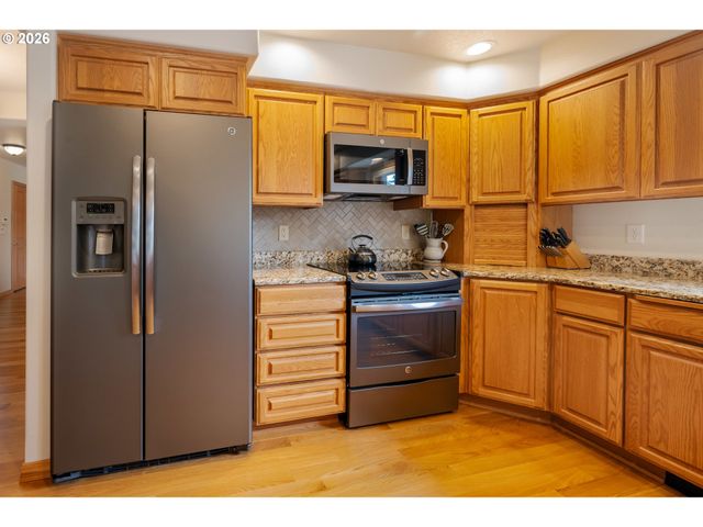 1115 SKOOKUM Dr, Silverton, OR 97381