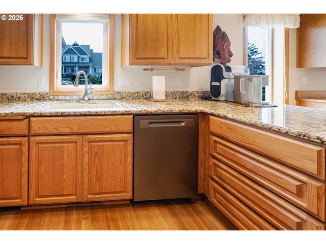 1115 SKOOKUM Dr, Silverton, OR 97381