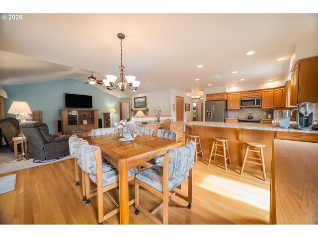 1115 SKOOKUM Dr, Silverton, OR 97381