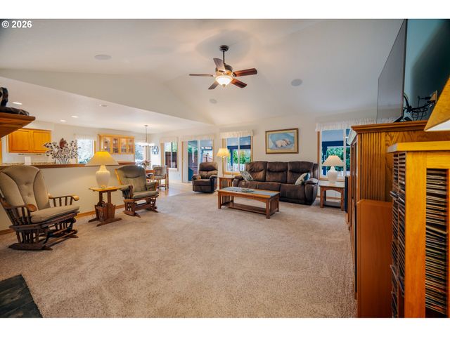 1115 SKOOKUM Dr, Silverton, OR 97381