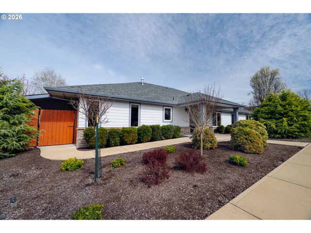 1115 SKOOKUM Dr, Silverton, OR 97381