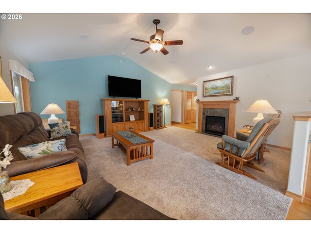 1115 SKOOKUM Dr, Silverton, OR 97381