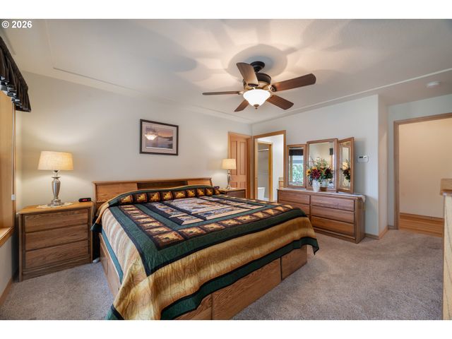 1115 SKOOKUM Dr, Silverton, OR 97381