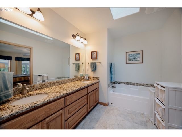 1115 SKOOKUM Dr, Silverton, OR 97381