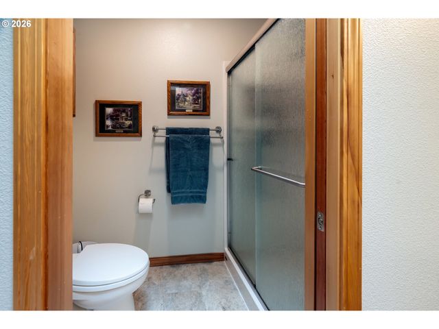 1115 SKOOKUM Dr, Silverton, OR 97381