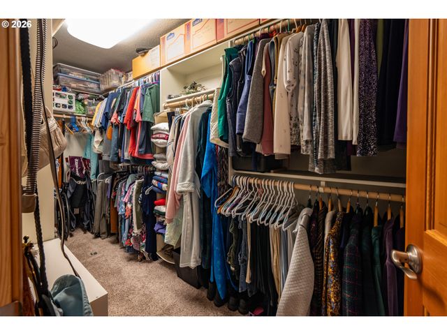 1115 SKOOKUM Dr, Silverton, OR 97381