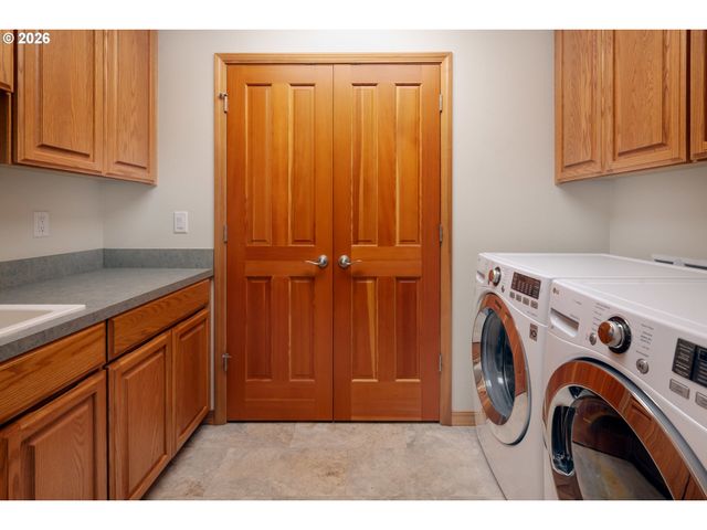 1115 SKOOKUM Dr, Silverton, OR 97381