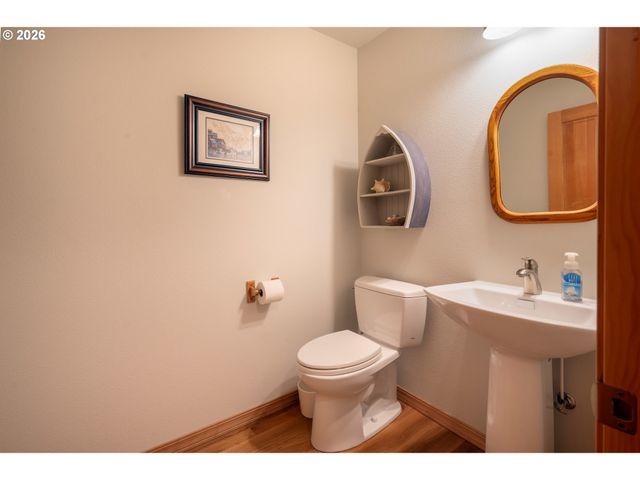 1115 SKOOKUM Dr, Silverton, OR 97381