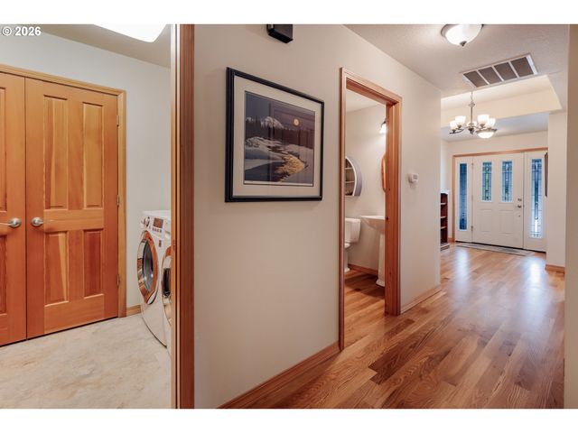 1115 SKOOKUM Dr, Silverton, OR 97381