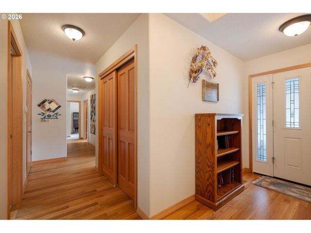 1115 SKOOKUM Dr, Silverton, OR 97381