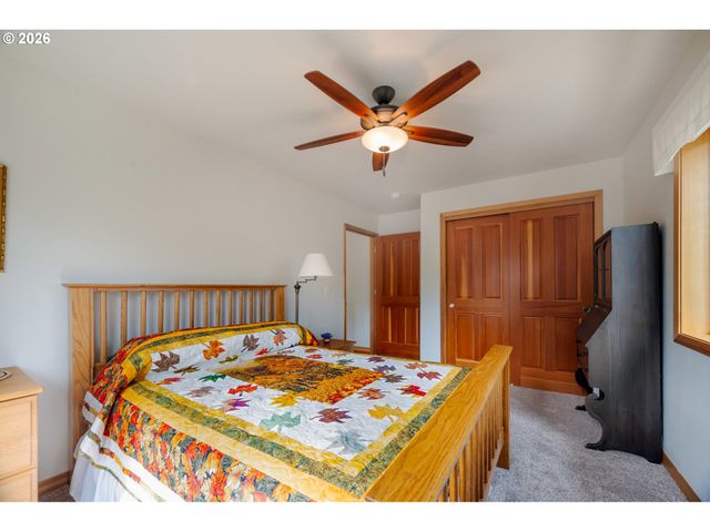 1115 SKOOKUM Dr, Silverton, OR 97381