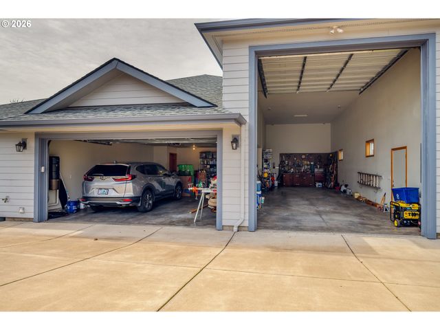 1115 SKOOKUM Dr, Silverton, OR 97381