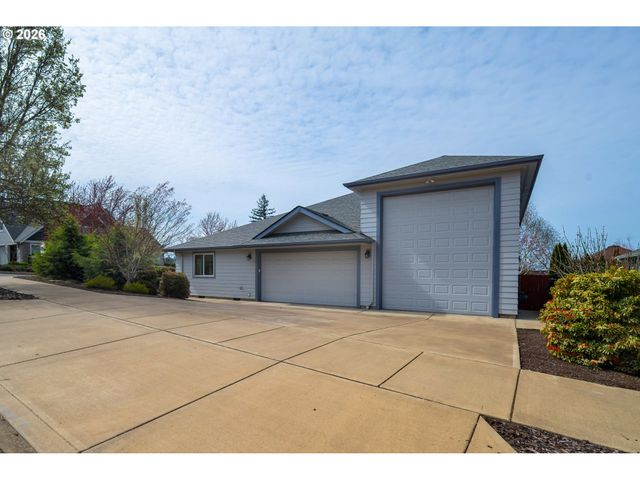 1115 SKOOKUM Dr, Silverton, OR 97381