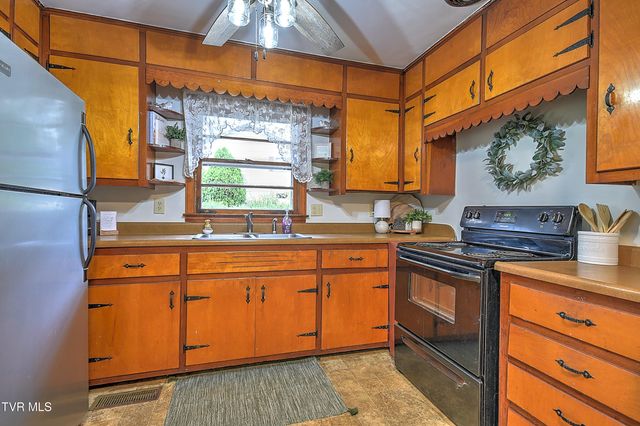 1606 Lester Harris Road, Johnson City, TN 37601