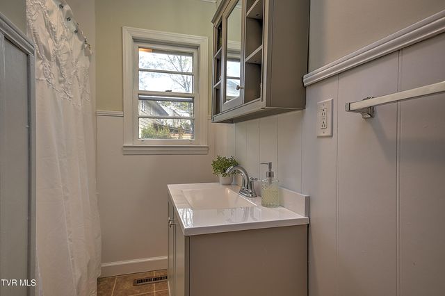 1606 Lester Harris Road, Johnson City, TN 37601