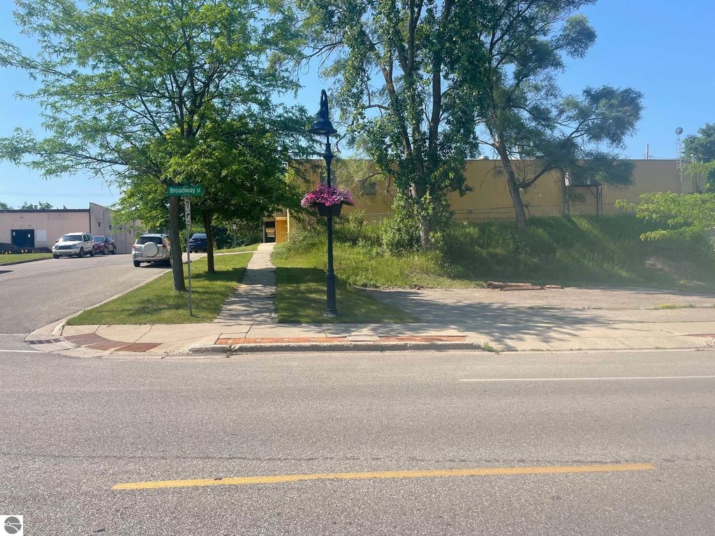 Image 1 of property listing at 309 W Broadway Street, Mt Pleasant, MI 48858