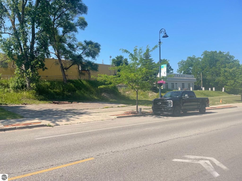 Image 2 of property listing at 309 W Broadway Street, Mt Pleasant, MI 48858