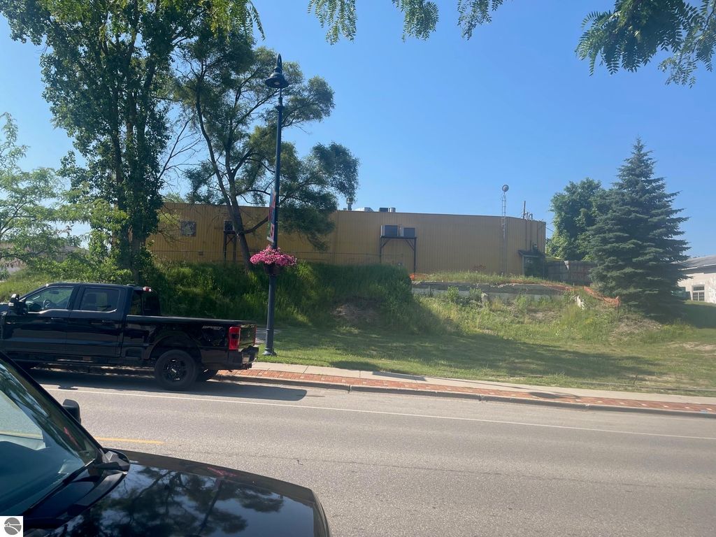 Image 3 of property listing at 309 W Broadway Street, Mt Pleasant, MI 48858