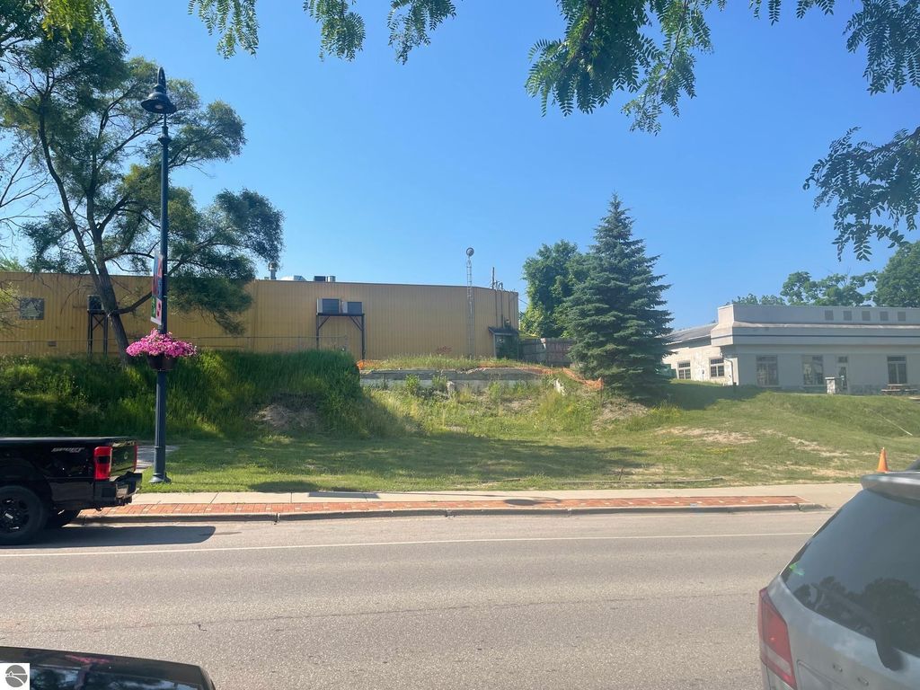 Image 4 of property listing at 309 W Broadway Street, Mt Pleasant, MI 48858