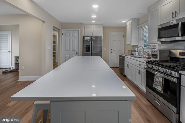 10 SMITHFIELD AVE, Lawrence Township, NJ 08648