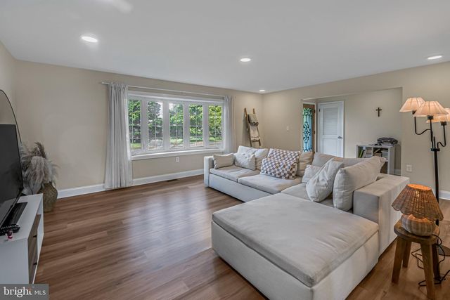 10 SMITHFIELD AVE, Lawrence Township, NJ 08648