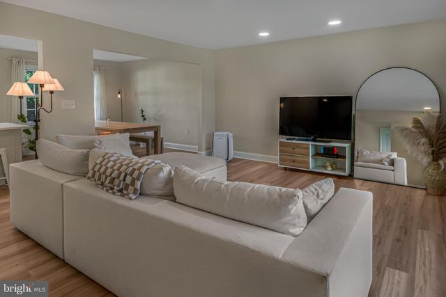 10 SMITHFIELD AVE, Lawrence Township, NJ 08648