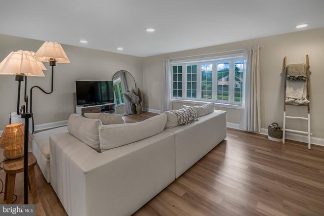 10 SMITHFIELD AVE, Lawrence Township, NJ 08648