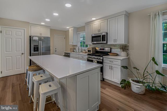 10 SMITHFIELD AVE, Lawrence Township, NJ 08648