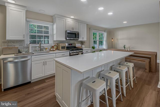 10 SMITHFIELD AVE, Lawrence Township, NJ 08648