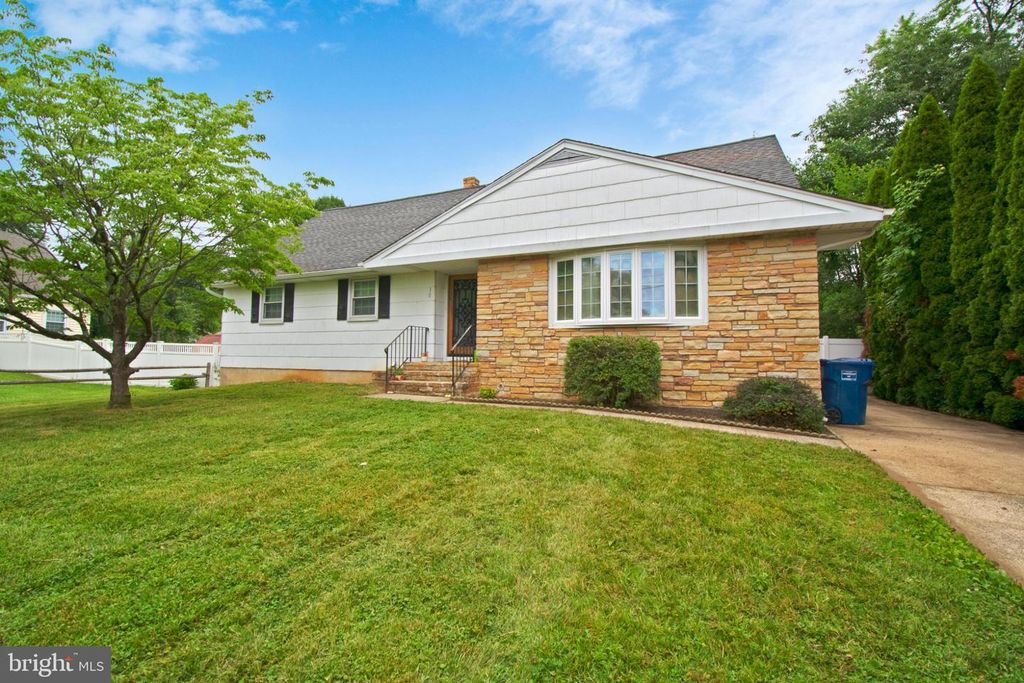 10 SMITHFIELD AVE, Lawrence Township, NJ 08648
